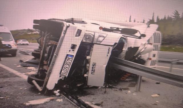 Akhisar&#039;da et yüklü tır devrildi: 1 ölü