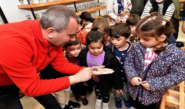 Bornova’da minik eller toprakla buluştu