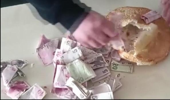 Dilencinin paraları Ramazan pidesinin içinden çıktı