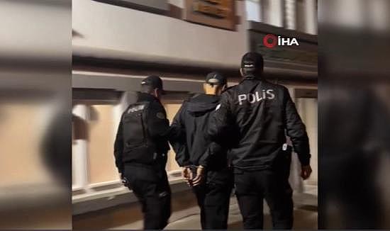Interpol tarafından kırmızı bültenle 10 yıldır aranıyordu: Konak&#039;ta yakalandı