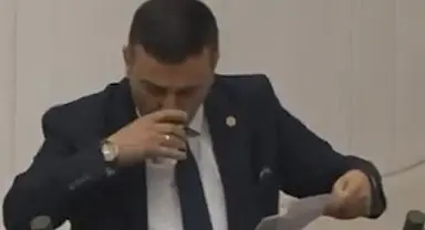 Kürsüde su içen vekile ramazan uyarısı! Hemen gerçeği açıkladı