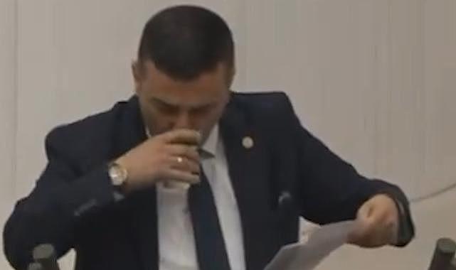 Kürsüde su içen vekile ramazan uyarısı! Hemen gerçeği açıkladı