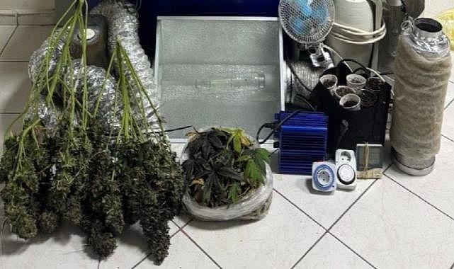 Menderes'te kapıcı dairesine yapılan operasyonda evin içinden yüklü miktarda uyuşturucu madde çıktı