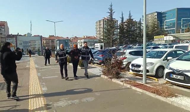 Niğde’de ameliyatını yapan Beyin Cerrahı Dr. Burak Yürük’ü bıçaklayan T.S. adliyeye sevk edilirken, doktoru kendisine yapay zeka yerleştirdiği gerekçesi ile bıçakladığını söyledi.