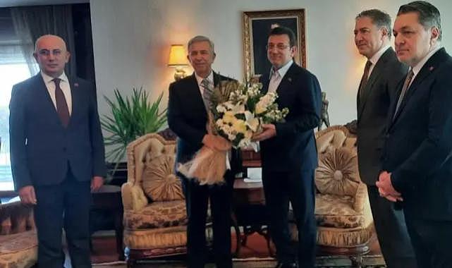 Ziyarete damga vuran görüntü! İmamoğlu'nu elleri arkada bekledi