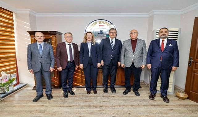 Başkan Tugay hukukçuların paneline katıldı: Barolar da avukatlar da direnecek