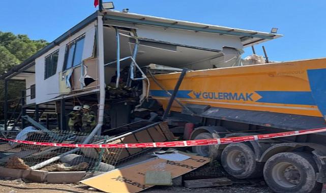 İzmir'de kontrolünü kaybeden hafriyat kamyonu prefabrik eve çarptı, sürücü hayatını kaybetti
