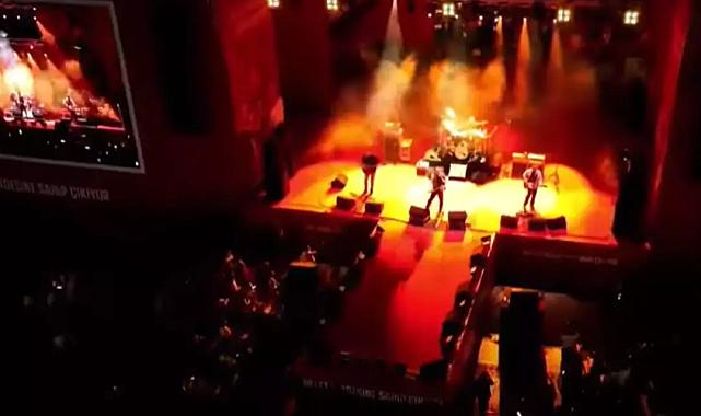 İzmir'deki Duman konserine ihraç edilen teğmenler de gitti! Kaan Tangöze sahneden selamladı