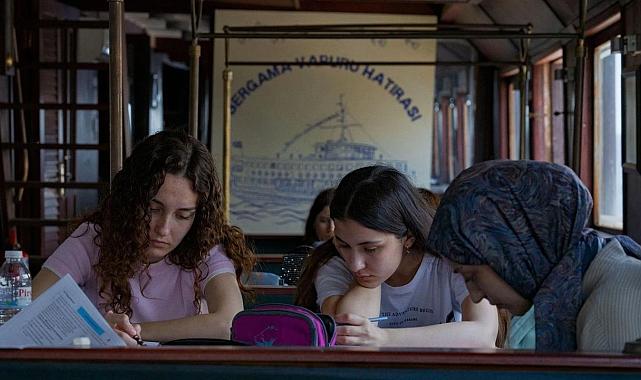 İzmir’in simgesi tarihi Bergama Vapuru öğrencilere kapılarını açtı: YSK’ya hazırlanıyorlar