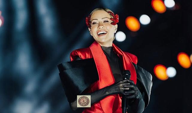 Sahneye su şişesi fırlatıldı: Derya Uluğ’dan soğukkanlı tepki!