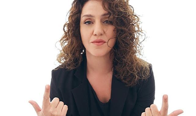 Yasemin Şefik’ten “Bi Nevi Barbarella” ile Gülmekten Kendini Sorgulatan Bir Gece