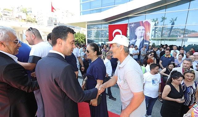 Bayraklı bayramlaştı