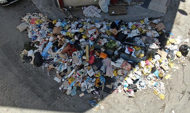 Buca’da grev sokakları çöple doldurdu