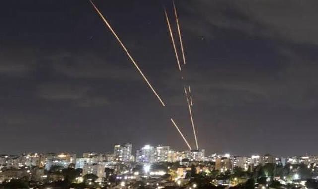 İran İsral&#039;i füzelerle vuruyor.