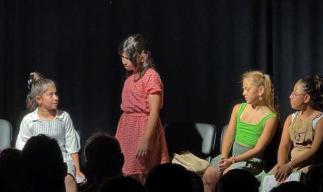 İzmir&#039;de küçük öğrenciler tiyatro oyunu sahneledi