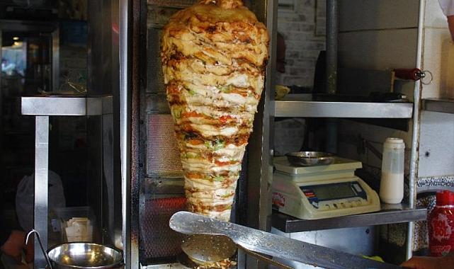 İzmir Haberleri İzmir’in Mutfak Hafızası Kemeraltı’nda Yazıldı: Döner, Kokoreç ve Şerbetin Gerçek Hikâyes i