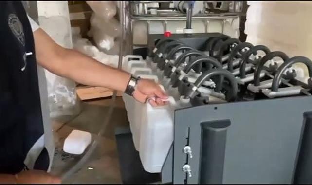 İzmir&#039;in de dahil olduğu 8 ilde sahte alkol şebekesine operasyon: 10 kişiye gözaltı