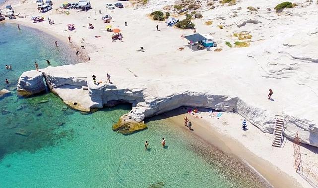 İzmir'in Saklı Cenneti Delikli Koy: Doğal Kayalıklarla Çevrili Bir Vaha!