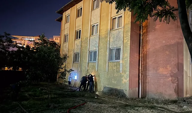 Siirt'te Polis Lojmanında Yangın: 13 Kişi Dumandan Etkilendi