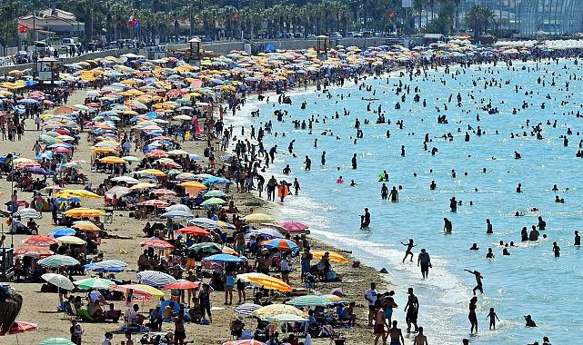 Tatilciler Ege&#039;ye Akın Etti: İzmir İlçeleri Rekor Kırdı