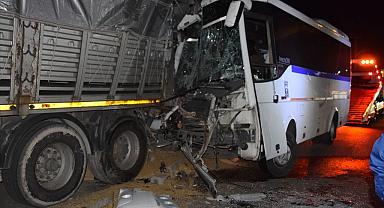 Turgutlu’da feci kaza: İşçi servisi tıra çarptı
