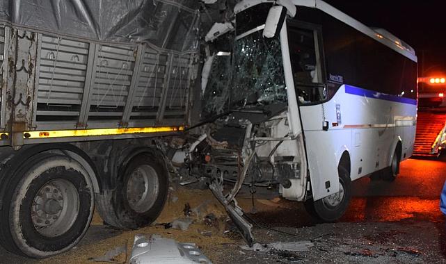 Turgutlu’da feci kaza: İşçi servisi tıra çarptı