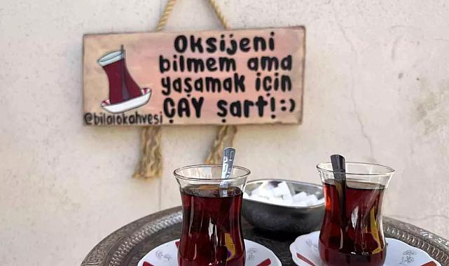 63 yaşındaki çaycı kavurucu sıcakta çay servisine devam