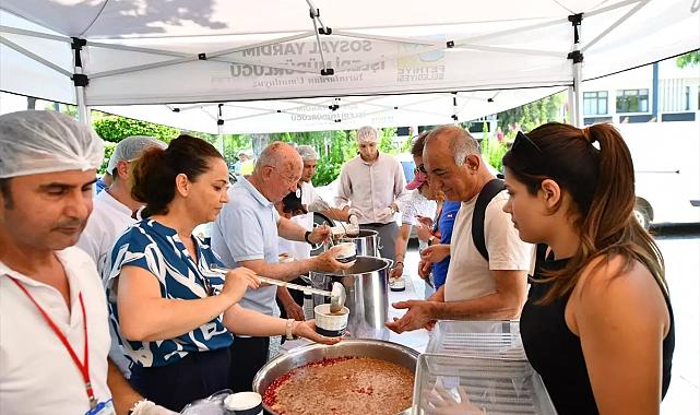 Belediye Önünde Aşure İkramı Yoğun İlgi Gördü