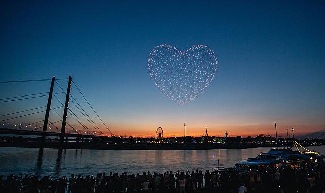 Düsseldorf’ta gökyüzü şöleni büyüledi