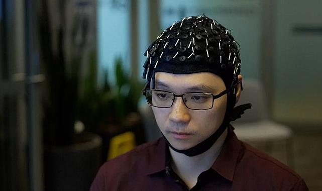 Düşünceyi yazıya çeviren yapay zekâ şapkası