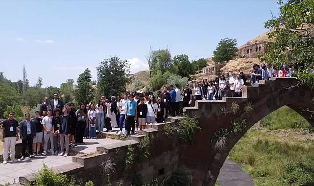 Gençler Selçuklu’nun İzinde Ahlat’ı Keşfetti