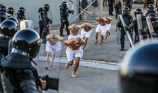 Göçmenler El Salvador'da "ölüm çukuruna" terk edildi