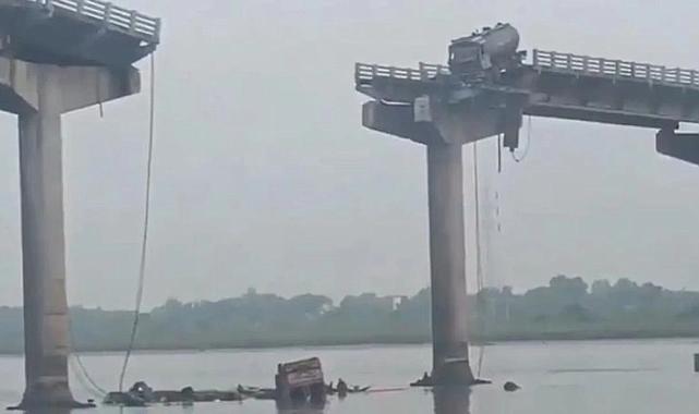 Gucerat'ta köprü çöktü: Araçlar nehre düştü