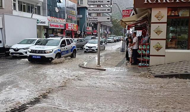 Gümüşhane'de 10 dakikalık yağmur hayatı felç et