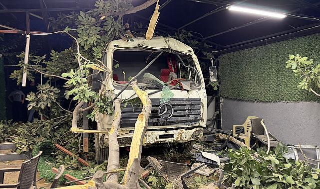 Hatay'da kamyon restorana uçtu: 2 yaralı