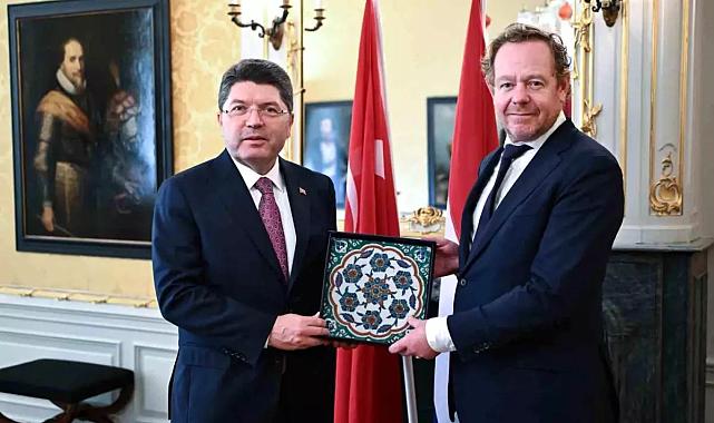 Hollanda, Mesih Mehmet Paşa Camii’ne Ait Çiniyi Türkiye’ye Teslim Etti