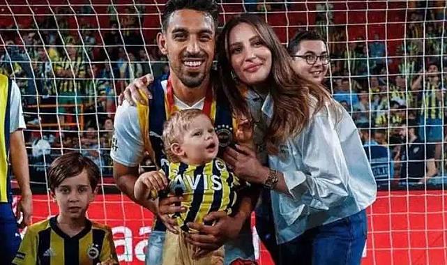 İrfan Can Kahveci ve eşi minik taraftarlara sürpriz yaptı