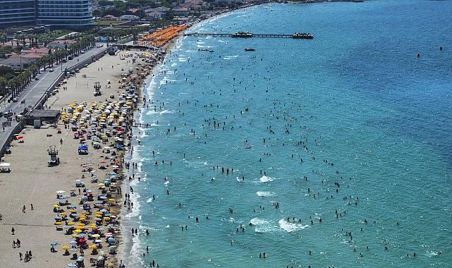 İzmir’de bunaltan sıcaklar devam ediyor, vatandaşlar sahile yöneldi
