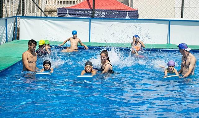 İzmir sıcağında havuza giren çocuklara dikkat!