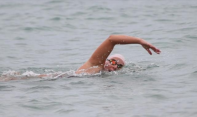 İzmirin gururu: Başarılı yüzücü Türkiye'de ilk olmaya hazırlanıyor