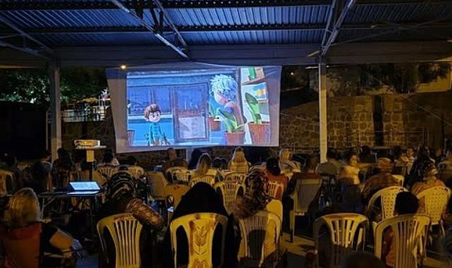 İzmirliler Dikili’de ücretsiz açık hava sinemasına akın ediyor