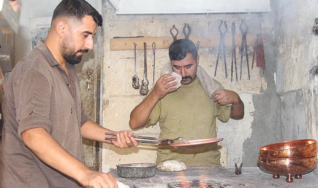 Kalaycılar sıcakla savaşıyor: 40 derece hava, 200 derece ocak