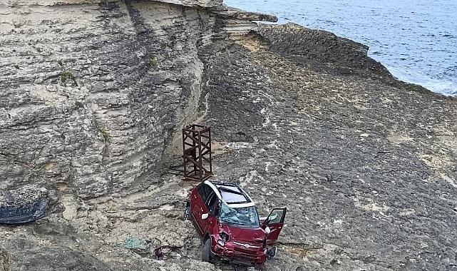 Kandıra’da otomobil kayalıklardan uçtu: 4 yaralı