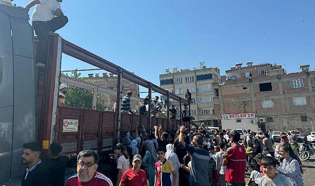 Karpuz tırı ilçeye girdi, meydan doldu taştı