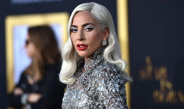 Lady Gaga sahnede peş peşe yere düştü