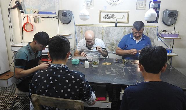 Maaş ve sigorta devletten, altın bilezik gençlerden