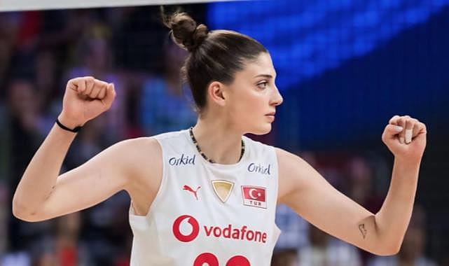Milli voleybolcu İlkin Aydın sakatlandı