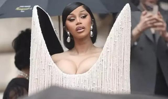 Paris Moda Haftası’nda olay yaratan an: Cardi B. gerçek kargayla geldi