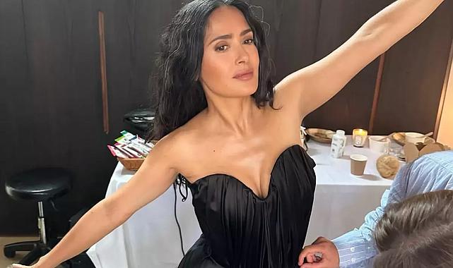 Salma Hayek'ten gençlere taş çıkartan performans