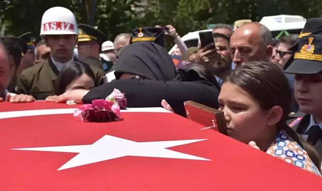 Şehit babasının tabutuna çiçek bırakan küçük kız herkesi ağlattı